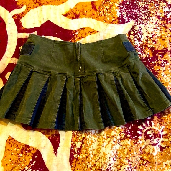 RARE 90’s VTG. TRIPP NYC GREEN & BLACK PLEATED MINI SKIRT W/STRAPS-LG~LIKE NEW - Picture 3 of 16